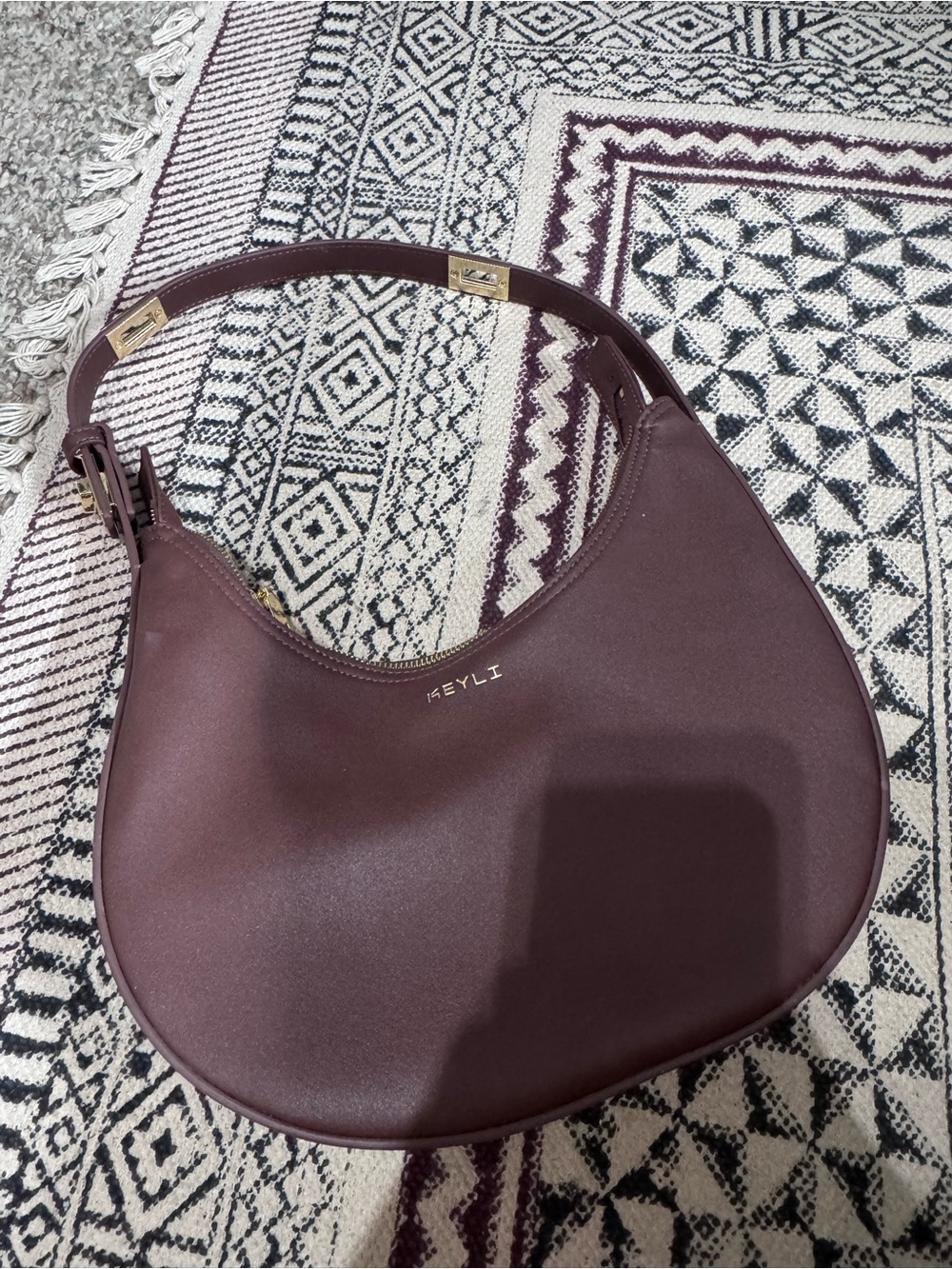 Amazon Essentials Crescent Shoulder Bag in Burgundy